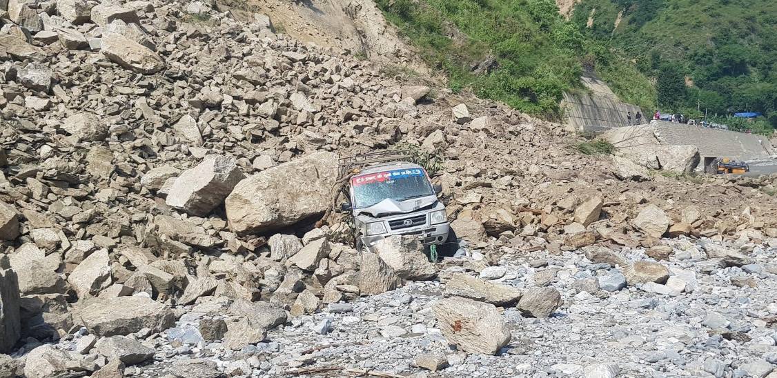 पहिरो हटाएर बिपी राजमार्ग पुनः सञ्चालन