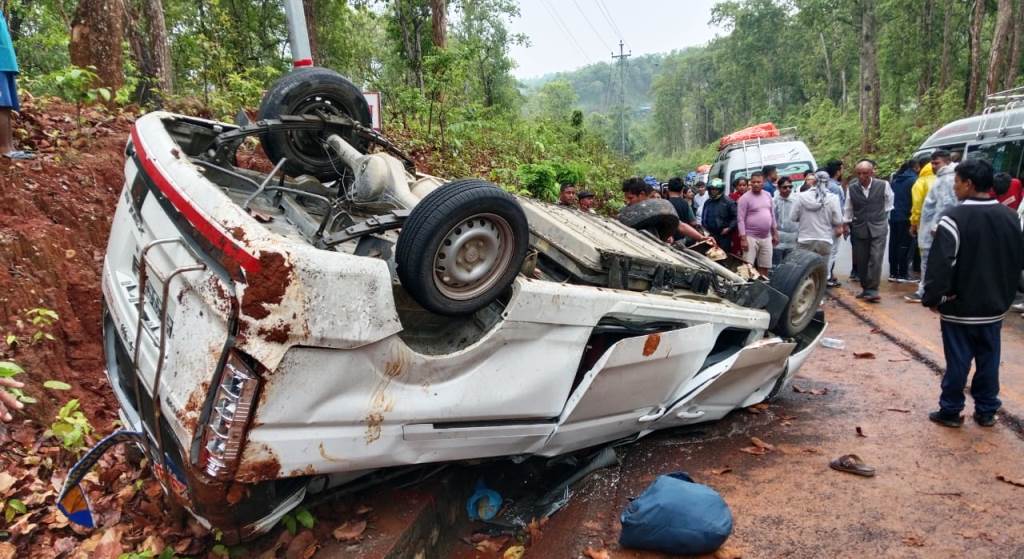 काठमाडाैंबाट गाईघाट आउँदै गरेको इभी ब्रेक फेल भएर दुर्घटना, ११ यात्रु घाइते