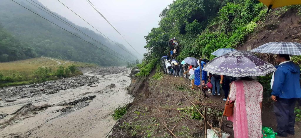 एकैदिनको बाढीले सात सडकमा ठूलो क्षति, सयौं परिवार प्रभावित