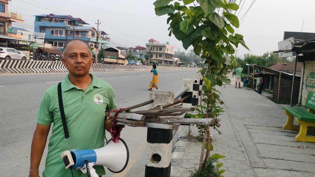 विराटनगरका सडकमा हुर्किदै ८ हजार बिरुवा, हजारबाट लाख पुर्‍याउने पारुलको योजना