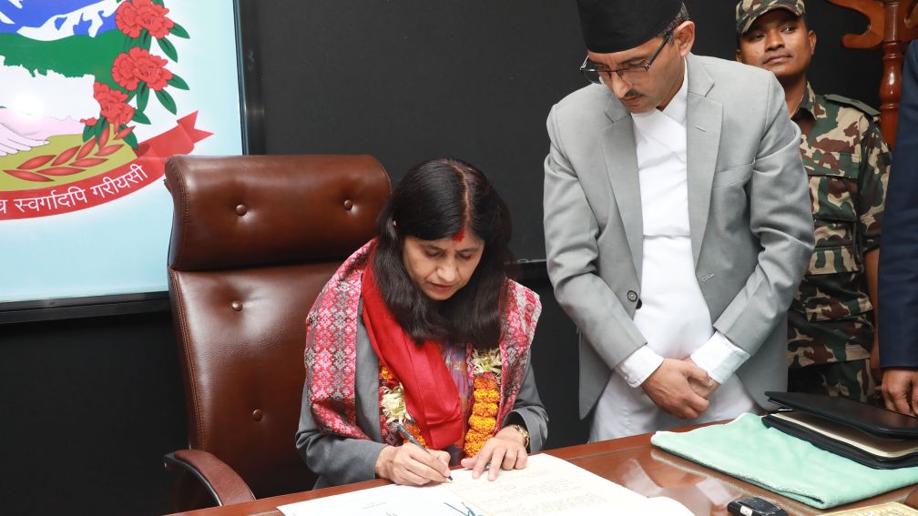 नवनियुक्त सामान्य प्रशासन मन्त्री न्यौपानेले गरिन् पदबहाली