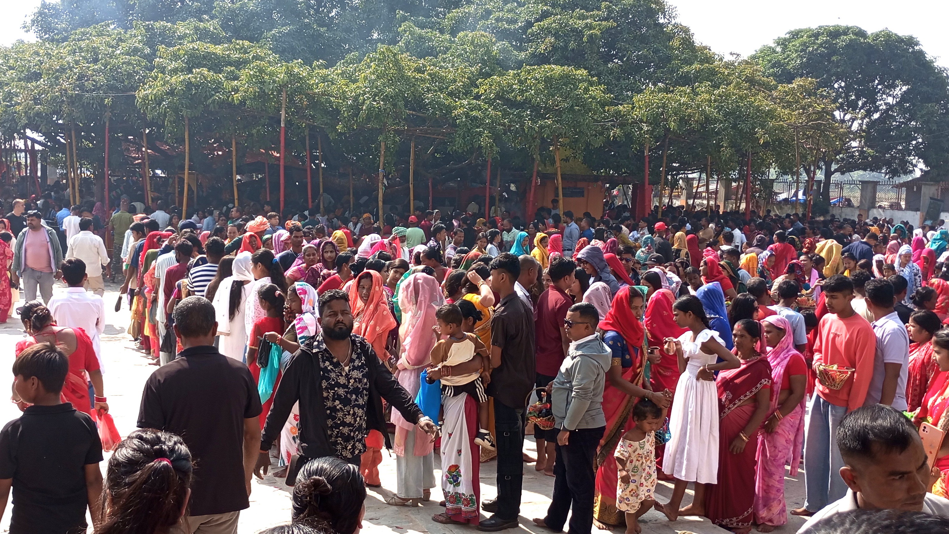 रंगेलीको संसारीमाई मन्दिरमा भक्तजनको घुईँचो (फोटो)