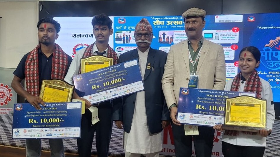 उत्कृष्ट तीन सीप प्रतिष्पर्धीहरू नगदसहित सम्मानित