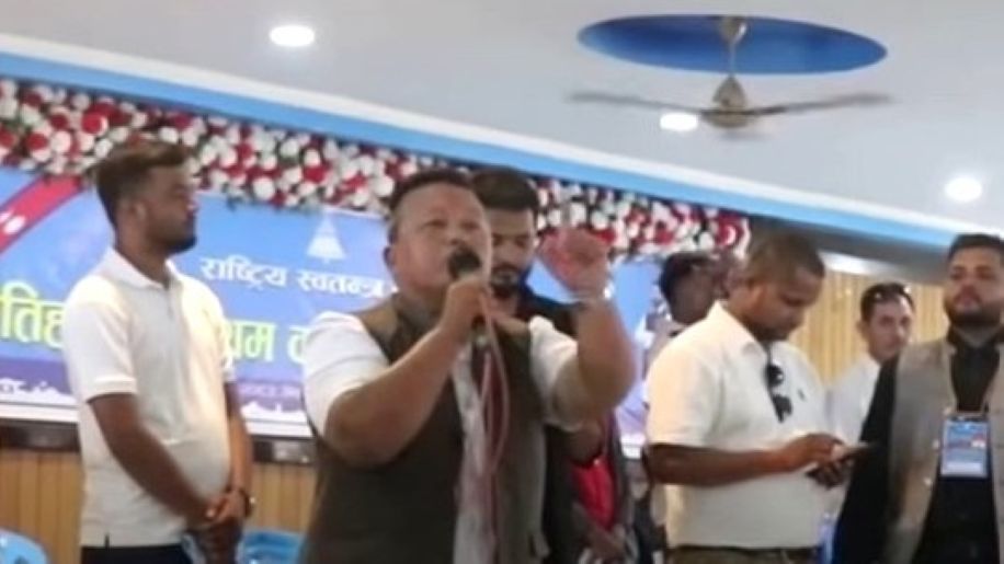 यज्ञमणिले चन्द्र बहादुरको भोट मागेपछि गोमाले मञ्चबाटै थर्काइन्
