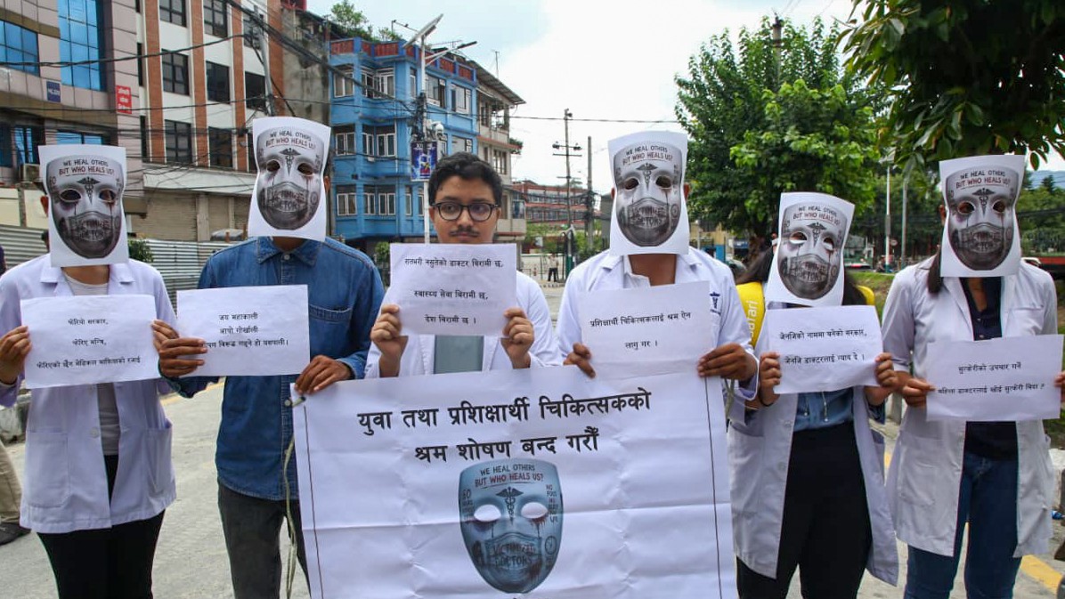 मुखुन्डो लगाएर सडकमा डाक्टरहरुको प्रदर्शन (तस्विरहरु)