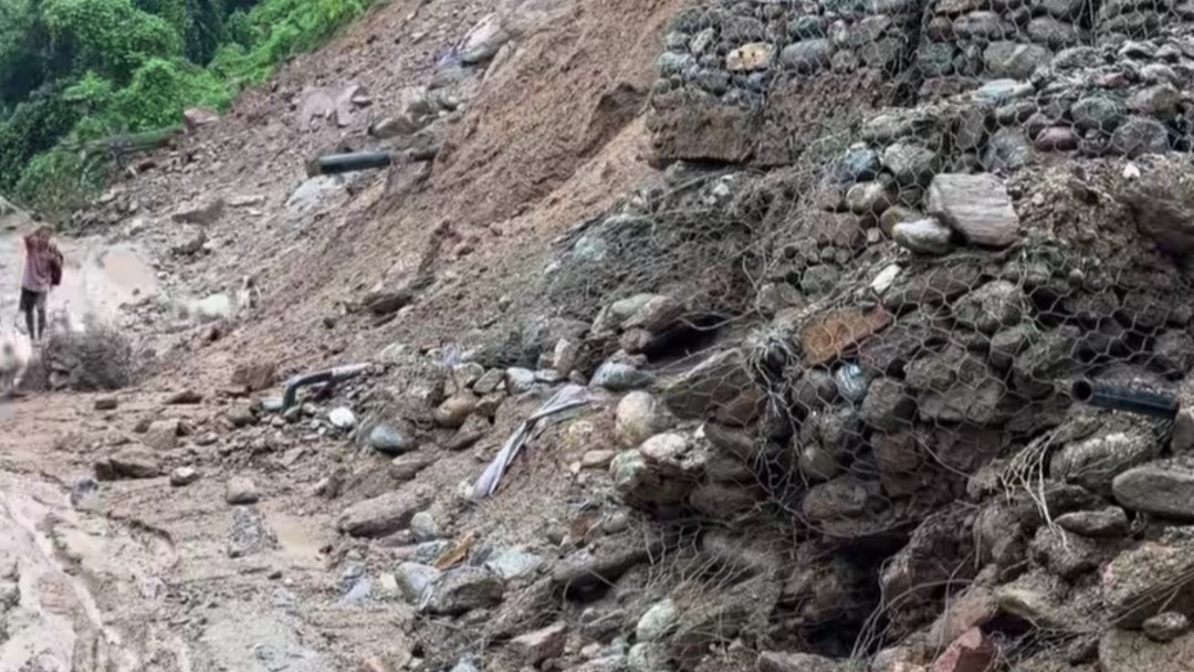 पहिरोले मेची राजमार्ग अवरुद्ध,  इलाम, पाँचथर र ताप्लेजुङसम्मको यातायात आवागमन ठप्प