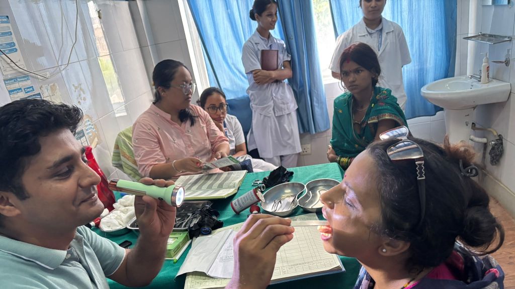 कोशी अस्पतालका चिकित्सकलाई दैनिक ५० बढी बिरामी हेर्नुपर्ने बाध्यता