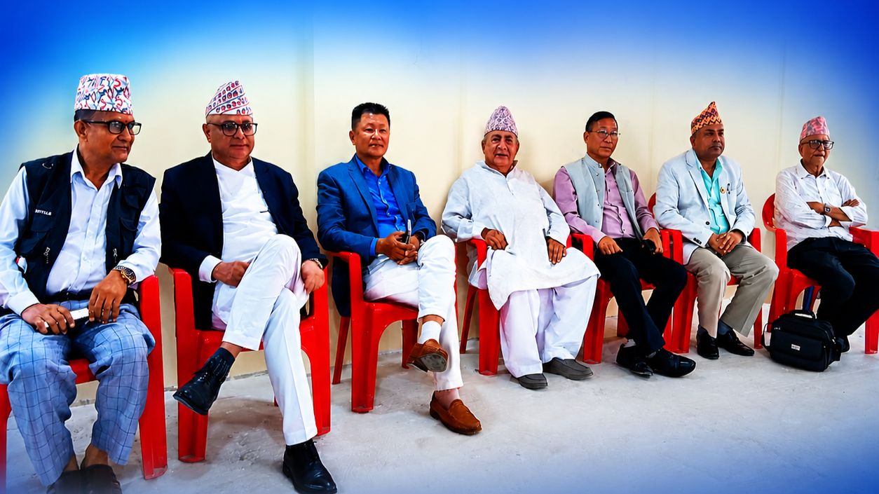 नेताहरू भेट्न काठमाडौं जाँदै मुख्यमन्त्री : टिक्लान् कि छोड्लान् हिक्मतले ?
