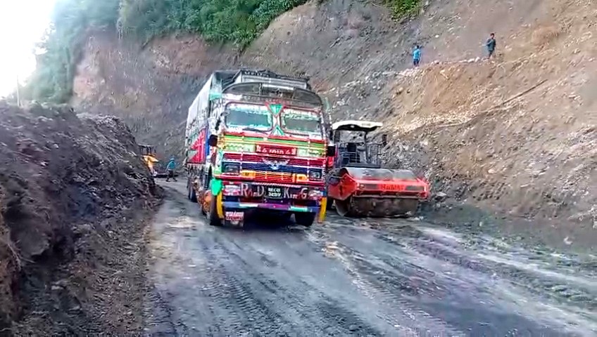 बाढीपहिरोपछि सडक सञ्चालनमा ल्याउन परीक्षण, २० सवारी पास