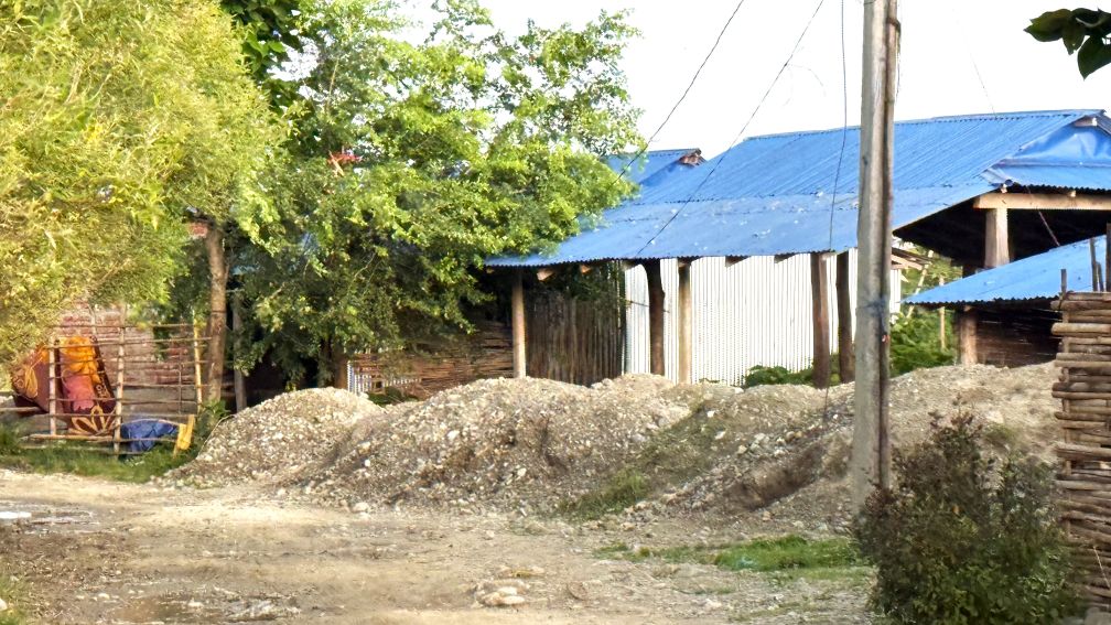 रात परेपछि सेउतीमा ट्याक्टरको ताँती, वन क्षेत्रमा नदीजन्य पदार्थ उत्खनन्‌को आरोप