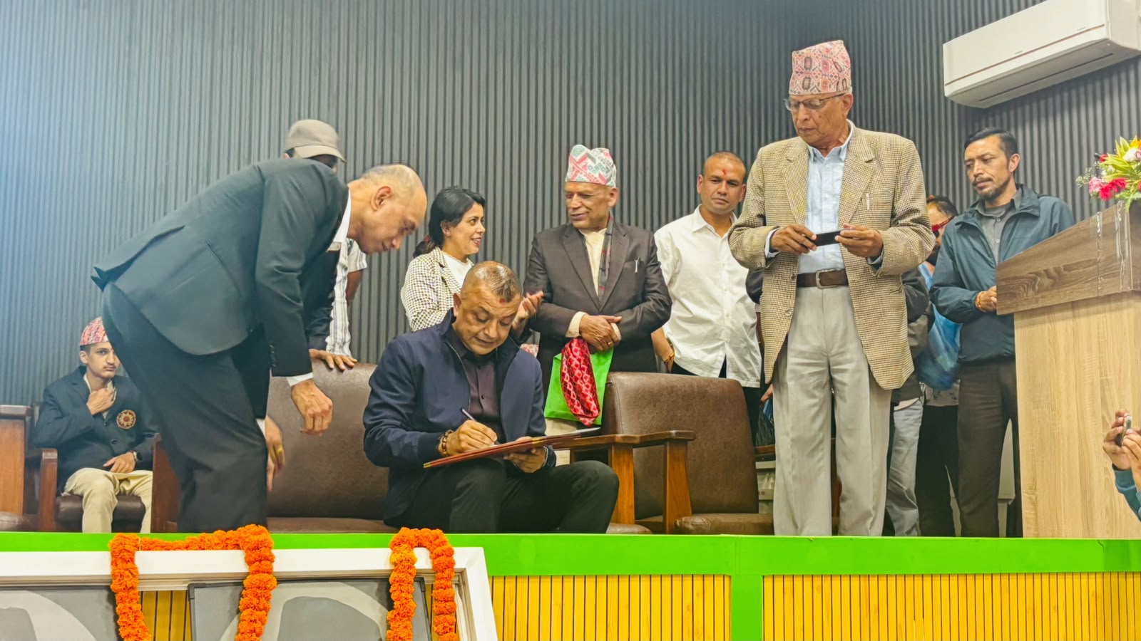 कांग्रेस सभापति गगन थापाले लिए शपथ
